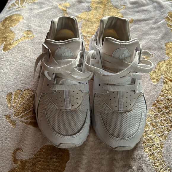 Nike Huarache - all white - size 4Y - Picture 2 of 6